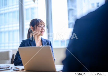 女性が面接で話す 女性が面接で話す 136545696