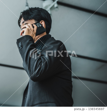 男性が携帯で通話 男性が携帯で通話 136545697