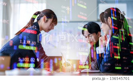 若手社員が協力する 136545701