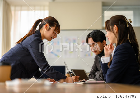 若手社員が協力する 若手社員が協力する 136545708