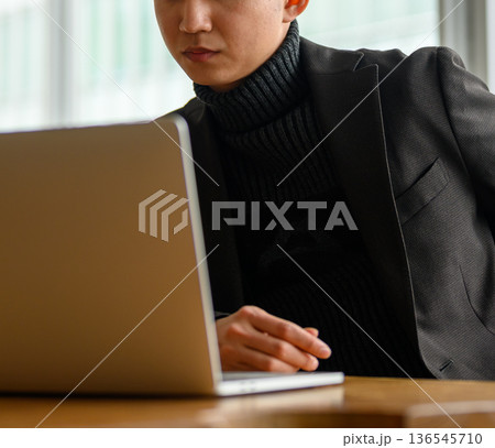 男性がPC作業中 男性がPC作業中 136545710