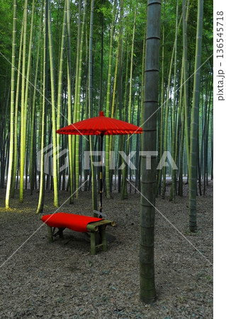 竹林の中にある赤い和傘とベンチ 竹林の中にある赤い和傘とベンチ 136545718