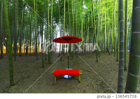 竹林の中にある赤い和傘とベンチ 竹林の中にある赤い和傘とベンチ 136545719