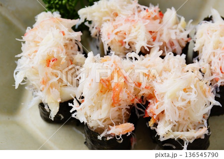 カニ軍艦巻き寿司 カニ軍艦巻き寿司 136545790