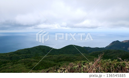 東京都神津島の天上山から見える風景 136545885