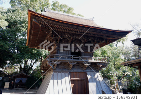 愛媛県松山市　石手寺の鐘楼 136545931