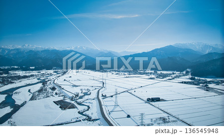 積雪で白くなった富山県東部の黒部川扇状地周辺の様子 136545948