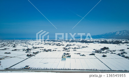 積雪で白くなった富山県東部の黒部川扇状地周辺の様子 136545955
