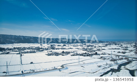 積雪で白くなった富山県東部の黒部川扇状地周辺の様子 136545958