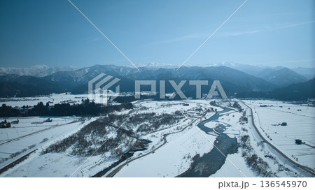 積雪で白くなった富山県東部の黒部川扇状地周辺の様子 136545970
