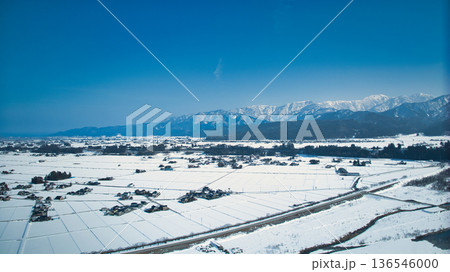 積雪で白くなった富山県東部の黒部川扇状地周辺の様子 136546000