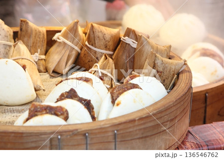 神戸南京町で売っている名物グルメ 神戸南京町で売っている名物グルメ 136546762