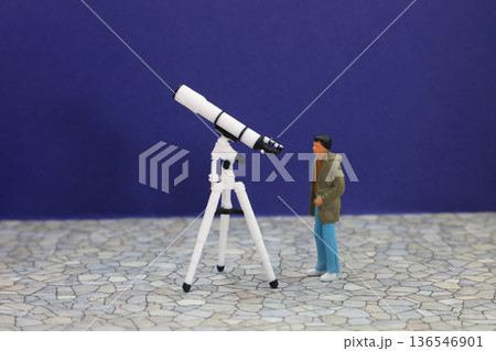 天体望遠鏡を望きこむ男性 天体望遠鏡を望きこむ男性 136546901