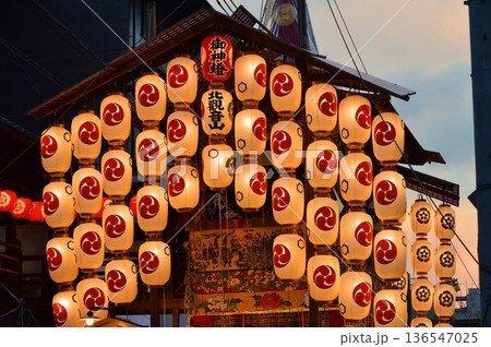 京都祇園祭宵山 北観音山の駒形提灯 京都祇園祭宵山 北観音山の駒形提灯 136547025