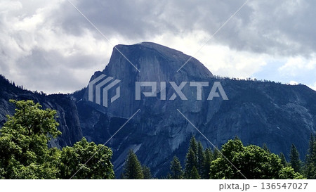 アメリカのカリフォルニア州にあるヨセミテ国立公園のハーフドーム アメリカのカリフォルニア州にあるヨセミテ国立公園のハーフドーム 136547027