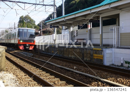 名鉄無人駅を通過する列車 名鉄無人駅を通過する列車 136547241