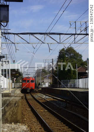 名鉄無人駅を通過する列車 136547242