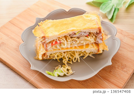 塩焼きそばのホットサンド 塩焼きそばのホットサンド 136547408