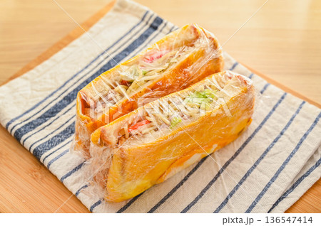 塩焼きそばのホットサンド 塩焼きそばのホットサンド 136547414