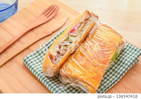 塩焼きそばのホットサンド 塩焼きそばのホットサンド 136547418