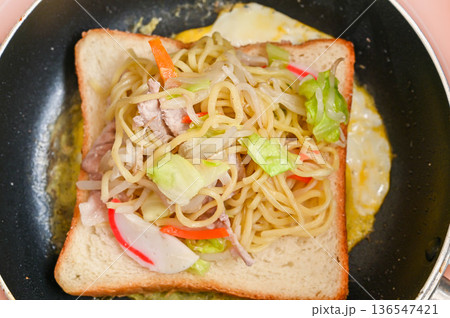 卵の上に置いた食パンと塩やきそば 卵の上に置いた食パンと塩やきそば 136547421