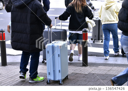 日本の横浜都市景観インバウンド続く… 桜木町駅前。横断歩道を渡る外国人観光客…スーツケース… 136547426