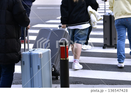 日本の横浜都市景観インバウンド続く… 桜木町駅前。横断歩道を渡る外国人観光客…スーツケース… 136547428