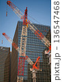 高層ビル建設と大型クレーン 136547468