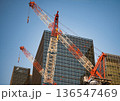都市再開発とタワークレーン群 136547469