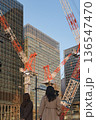 都市再開発を見上げる歩行者 136547470