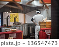 ラーメン店の厨房（料理人の後ろ姿） 136547473