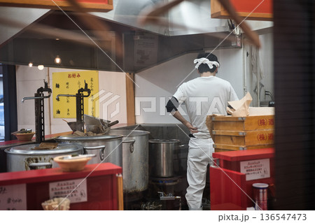 ラーメン店の厨房(料理人の後ろ姿) ラーメン店の厨房(料理人の後ろ姿) 136547473