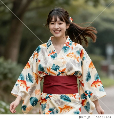 陽気に。着物で、笑顔。 136547483