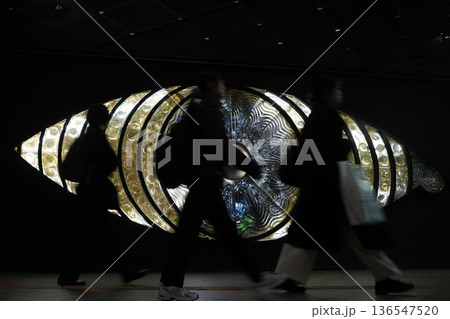 地下通路を歩く人々のシルエット 136547520