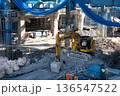 建物解体工事と重機 136547522