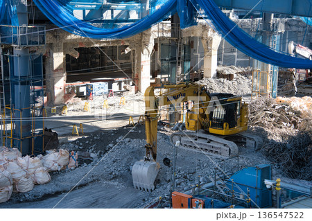 建物解体工事と重機 建物解体工事と重機 136547522