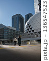都市のビル街と歩行者 136547523