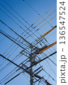 青空と電柱・電線 136547524