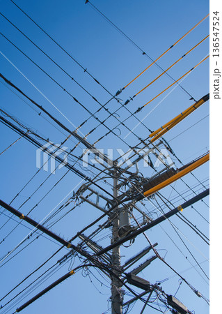 青空と電柱・電線 青空と電柱・電線 136547524
