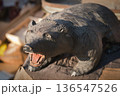 木彫りの熊の置物 136547526