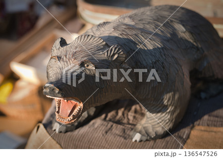 木彫りの熊の置物 136547526