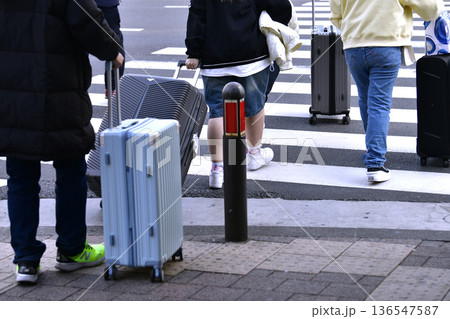 日本の横浜都市景観インバウンド続く… 桜木町駅前。横断歩道を渡る外国人観光客…スーツケース… 日本の横浜都市景観インバウンド続く… 桜木町駅前。横断歩道を渡る外国人観光客…スーツケース… 136547587