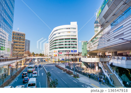 東京都の都市風景　多摩モノレール立川北駅から立川北駅前交差点方向 136547918