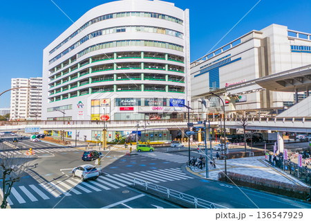 東京都の都市風景　多摩モノレール立川北駅から立川北駅前交差点方向 136547929