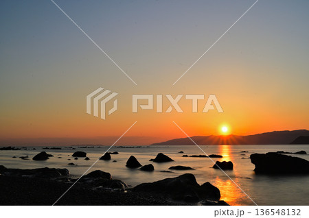 海岸に沈む夕日 海岸に沈む夕日 136548132