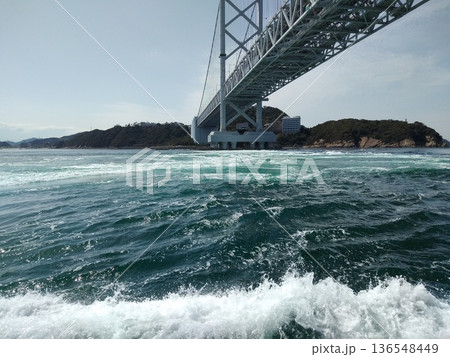 鳴門海峡の渦潮と大鳴門橋・迫力ある海流 136548449