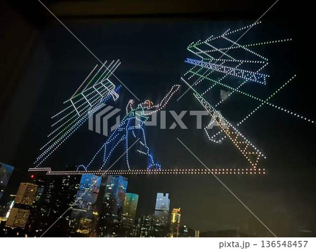 夜空に描かれる光の演出 夜空に描かれる光の演出 136548457