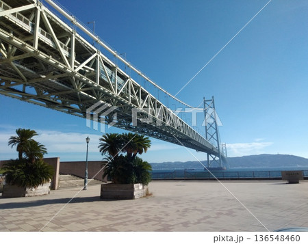 青空と海に架かる巨大橋（明石海峡大橋） 136548460