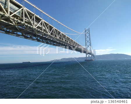 青空と海に架かる巨大橋（明石海峡大橋） 136548461