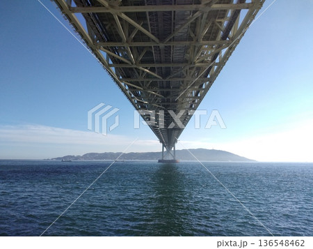 青空と海に架かる巨大橋(明石海峡大橋) 青空と海に架かる巨大橋(明石海峡大橋) 136548462